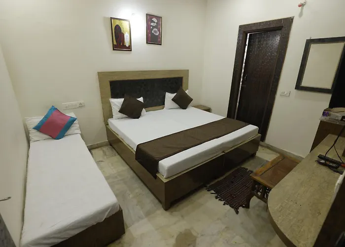 Near Taj Mahal-Basil Inn Home Saty Agra