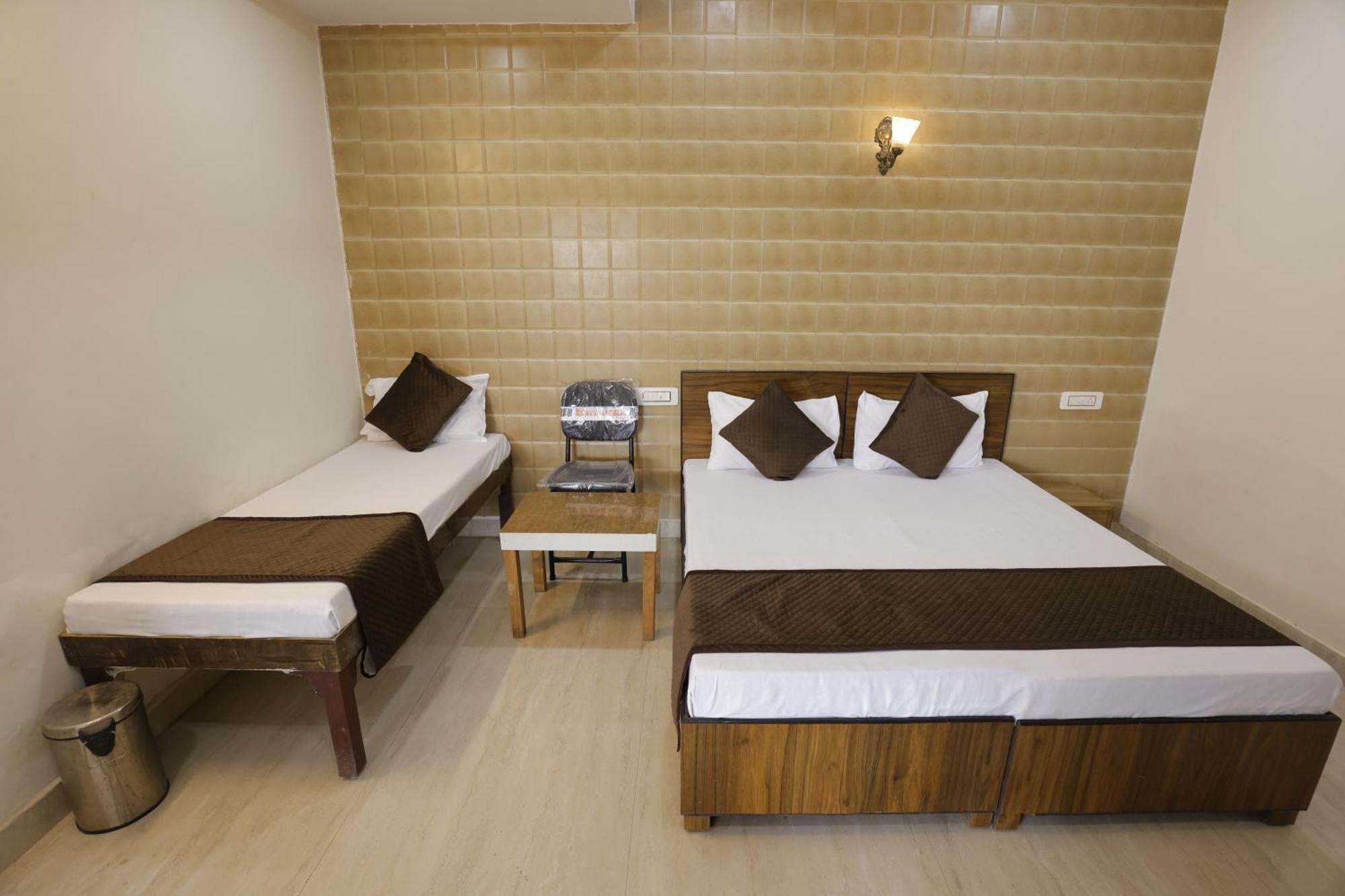 Near Taj Mahal-basil Saty Agra * Agra (Uttar Pradesh)
